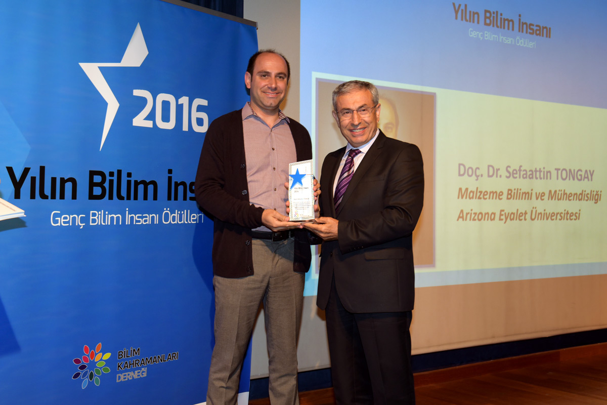Photo of man being given an award with a caption of "Sefaattin Tongay poses with the president of Bahcesehir University at the Heroes of Science Association’s award ceremony. Photographer: Özlem Mutlu Doğan"