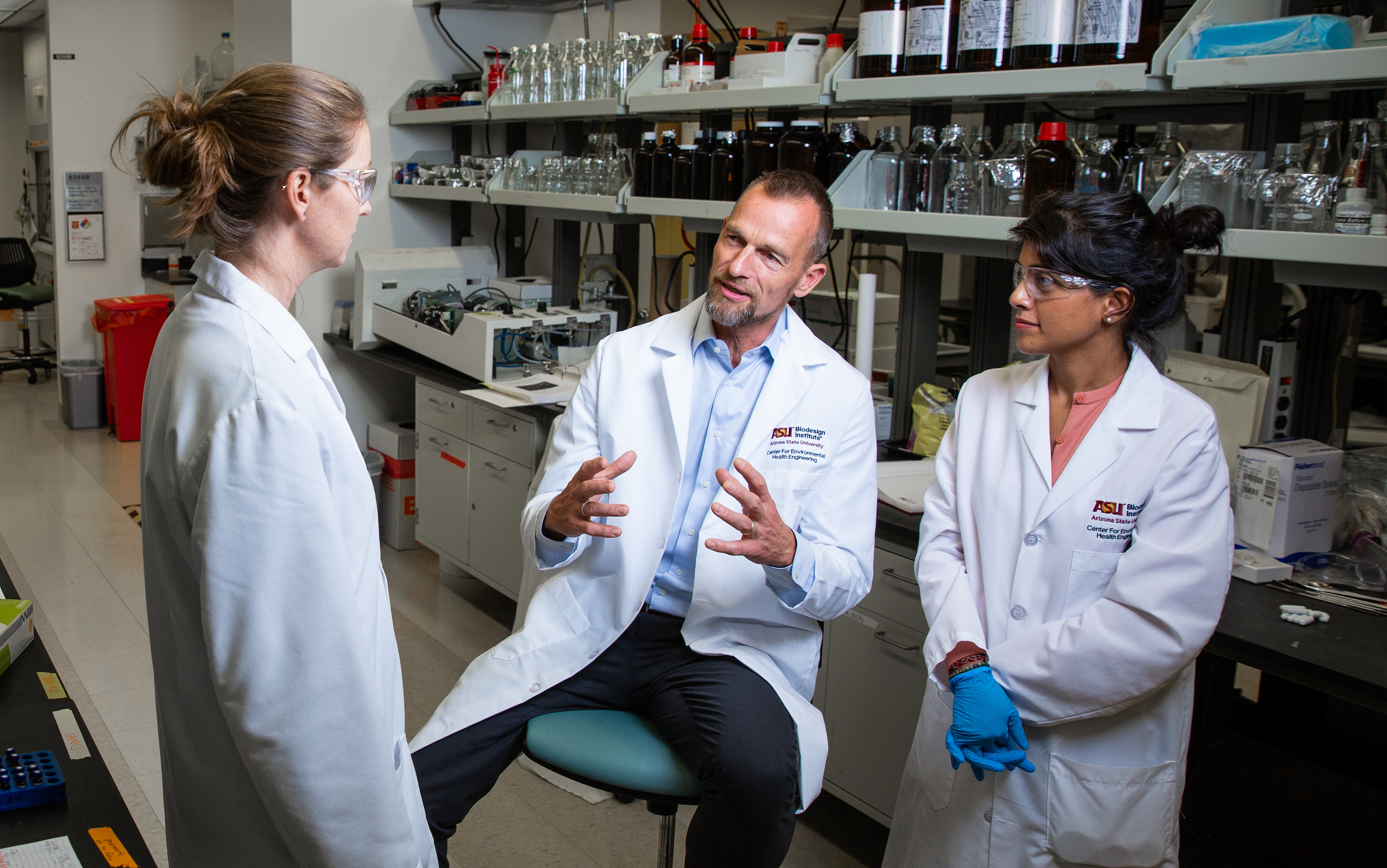  Rolf Halden talking with students in laboratory 