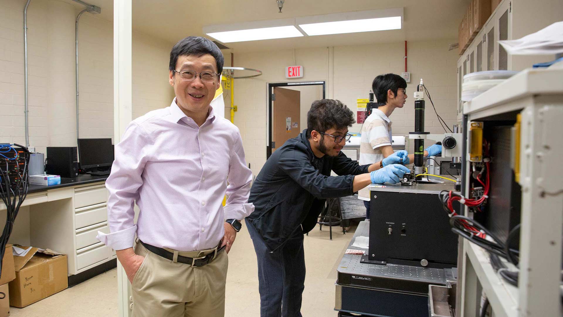 Hongbin Yu in lab with students