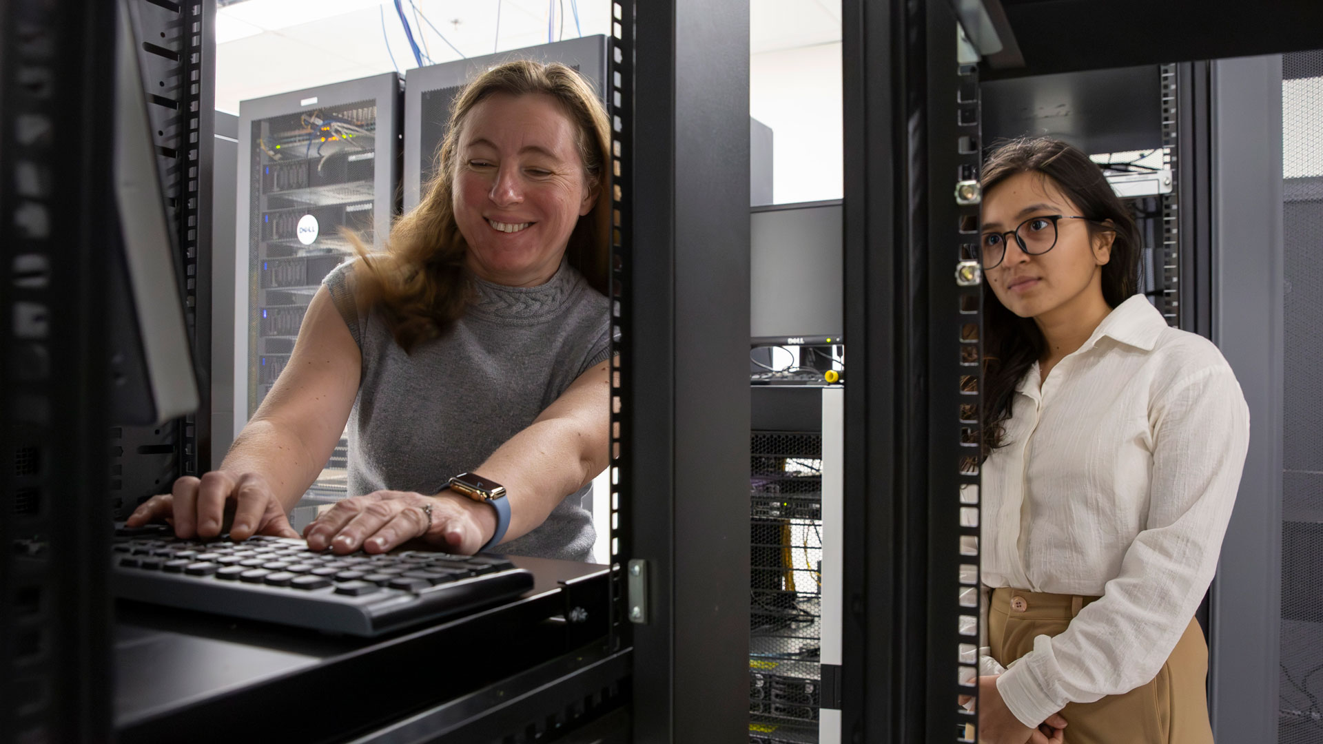 Yulia Peet in lab with student