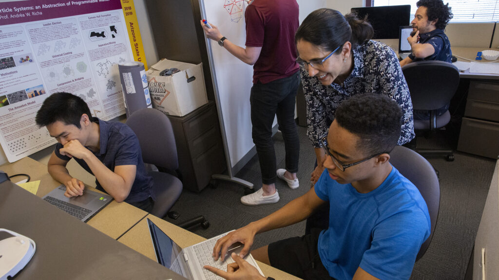 Andréa Richa working with students