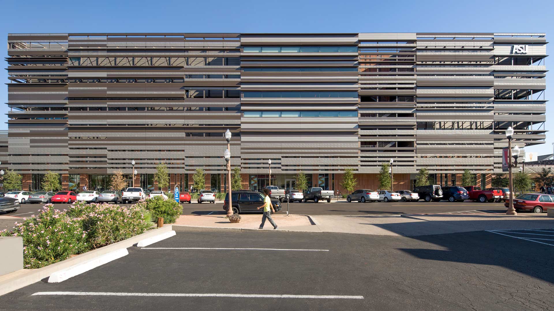 HIPPX_ASU-CAVC_27_140924-BT-w a view of the exterior of College Avenue Commons