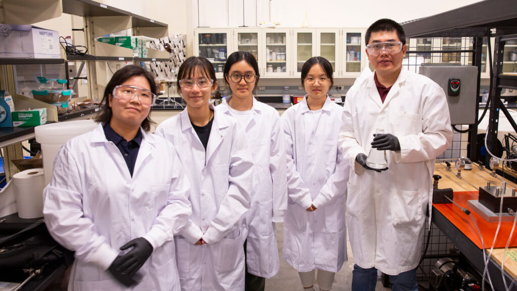 Tiezheng Tong and students in lab