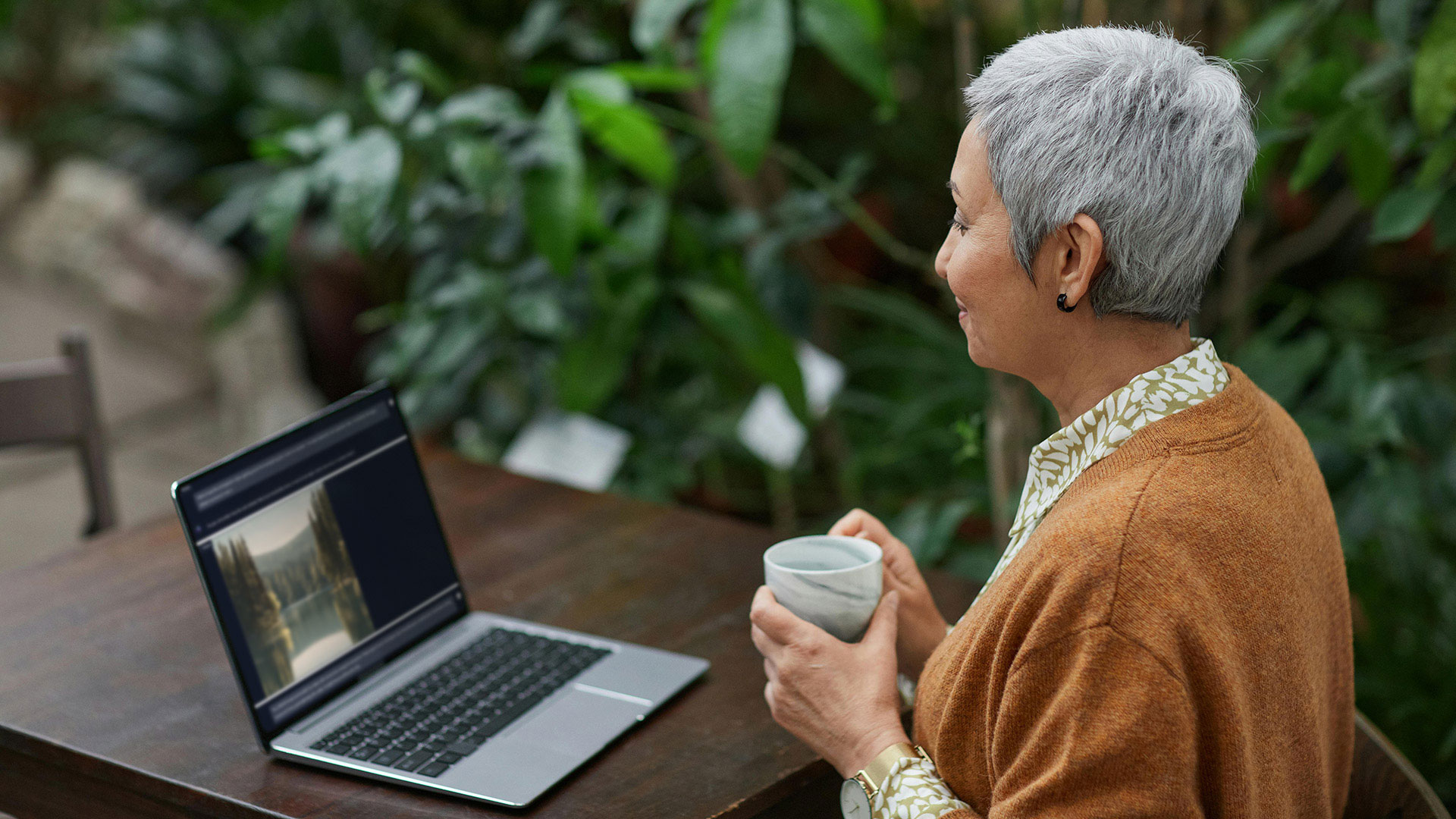 SCAI_pexels-marcus-aurelius-6787901-toWEB-16×9-hero-w a woman in front of a laptop